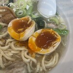 桜上水 船越 - 【味付玉子】味5.0
      これだけ旨けりゃ❗️自分の好きなゼリー状ってのは関係なしですね。
      黄身がドロっと垂れて半分をひと口で食べると、濃厚な黄身の甘さが広がります。
      甘い、旨い、甘い╰(*´︶`*)╯♡