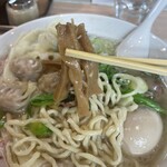 桜上水 船越 - 【メンマ】味3.8
      メンマも甘味が強くて、うぅまい❗️
      ギリの柔らかさで、シャクシャク感を残しています。味付玉子と漬けダレがにているのかなぁ。この甘味好きです、動物系とも良く合います。