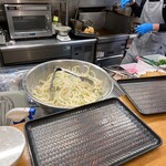 驛麺家 - 野菜かき揚げを大量製造中