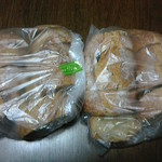 パンテーブル - ぶどうパン（350円）、くるみパン（360円）