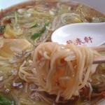 萬来軒 - 麺持ち上げー