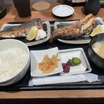 まぐろ 相馬水産 - サバ塩（左）とホッケ醤油干し