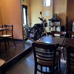 カフェ ガス燈 - 店内一部② 入口にオートバイが展示