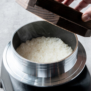 焼肉を引き立てる特製タレと羽釜ご飯