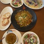 ロケット - 生パスタセットにはスープ、サラダ、バケット（1切れ）が付いて1,300円