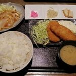 Rakuda Shokudou - 日替り定食Ａ 870円 ごはん大盛　豚しょうが焼、白身フライ・コロッケ