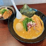 麺屋 七利屋 - 味玉濃厚鶏そば ¥950、
            チャーシュー丼 ¥250