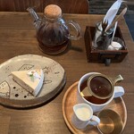 CAFE KESHiPEARL - 紅茶はポットサーヴィスが嬉しい！2杯目用のミルクやティーストレーナーもちゃんと付いてくる本格派♥️