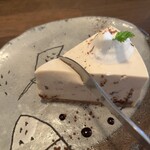 カフェ ケシパール - ふわん、とろんとした濃厚なクリームレアチーズケーキ。自家製のラムレーズンが美味しい(っ˘ڡ˘ς)