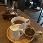 CAFE KESHiPEARL - 紅茶好きには嬉しいラインナップ。丁寧に淹れてくださった美味しいヌワラエリヤ。