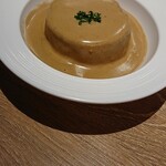 赤白 - 『コンソメで柔らかく炊いた大根のボルチーニ茸クリームソース掛け』（税抜き180円）