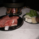 瀬里奈 - 　すき焼きの野菜と、宮城県産の特撰牛Ａ５リブロースのすき焼き肉です。