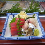 すし処 いけ田 - 三点盛り￥940 赤身・カンパチ・〆鯖　（’13.12）