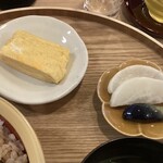 Unayuki - だし巻きと香の物。
                      
                      
                      漬物　コレ美味いヽ(´o｀
                      
                      
                      玉子焼きも♪
                      
                      
                      