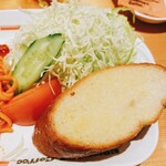 Komeda Kohi Ten - サラダとバケットのアップ