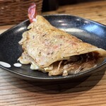 法善寺横丁 やき然 - 「えびマヨ」 1本エビが巻かれた独創性あふれる粉モン