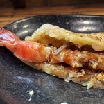 法善寺横丁 やき然 - チラッと広げてみた(⊙ꇴ⊙)!!! 立派なエビが1本包まれてる