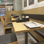Torokeru hambagu fukuyoshi - ２〜８名までテーブル席をご用意できます。