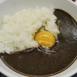 232686346 - 黒カレー　生玉子