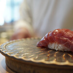 立ち食い寿司 極 - ◇マグロ
            身とシャリ共に優しい旨味として一体になり、後味にほのかな香りで余韻を誘う。