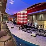 Hangar Lounge ITA Airways - カンパリタワーが印象的なラウンジ　周囲が青くライティングされていてバーのようですw