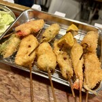 Kushikatsu Shichifukujin - 下段:盛り合わせ、上段:紅しょうが、おくら、じゃがいも、タコ