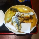 そば 仁や - 地魚天ぷらは、シイラ、カマス、黒鯛の天ぷらでした。