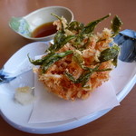 Surugaji - 茶葉と桜海老のかきあげ「茶き茶き揚げ (400円)」。　桜海老の香ばしさと茶葉のさわやかな風味が加わります