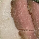 232691936 - 鶏チャーシューと豚チャーシューはどちらも低温調理されたしっとり食感です。