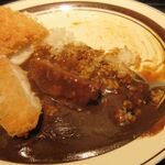 カレー専門店 クラウンエース - 皿を回し　ルーを残さぬようライスで寄せる