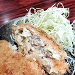 とんかつ六角箸 - メンチカツに竹炭塩を振りかける