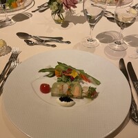 シェヌー - オマール海老と帆立貝、スモークサーモン、海の幸のテリーヌ仕立て、ピスターシュ風味