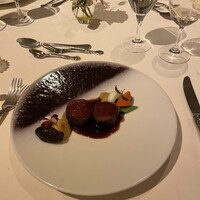 シェヌー - 北海道産エゾ鹿のポワレ、赤ワインソース