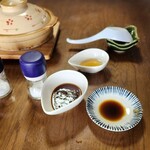とんかつ成満堂 - 調味料たち(お塩・ソース・だし醤油とゆず胡椒)