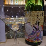 日本酒・創作・肉料理 一献風月 - 二人静。ワイングラスみたいなグラスだけど、リーデルの大吟醸グラスかな？