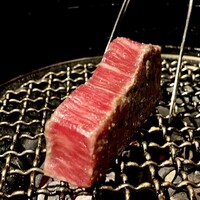 焼肉 牛印 新宿店 - シャトーブリアン焼いてるところ