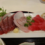 ビストロ茶葉蘭 - 鰹のお刺し身（上身と腹身）、キハダ鮪、粒貝のお刺し身