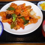 三國 居酒屋 - 白身魚の甘酢あんかけ ８５０円． 想像と全然違ってて思わず「え？」ｗ． ケチャップ味てのも予想外．