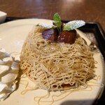 Kafe Kanou Shoujuan - どらやきの上にウエーブ掛かった
                      モンブランペーストと栗の実が乗ってる
                      美味しそうだよねえ♪
                      ラム酒シロップを掛けて頂いてみた
                      決して甘すぎることもなくクドさも一切ない
                      お上品な甘さのモンブランペースト