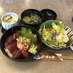 すし屋 赤兵衛 - 料理写真:ねぎとろ鉄火丼、お吸い物、茶碗蒸し、サラダのセット