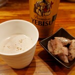 真鯛らーめん 麺魚 - ビール　おつまみチャーシュー付