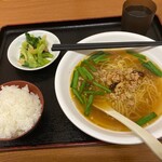 中国料理 九龍居 - ランチの台湾ラーメンとライス、空芯菜の炒め物。