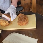 とんかつ成満堂 - 目の前で切り分けてもらえます。