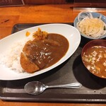 居酒屋 8 - 牛すじカツカレー（サラダ，みそ汁付き）