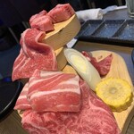 和牛放題の殿堂 宇田川町 肉屋横丁 - 