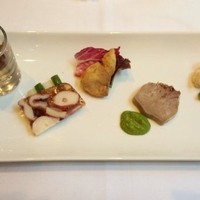 カンブーザ - 左から、うずら豆とアンチョビのマリネ、真蛸のゼリー寄席、鱸のフリット、豚タン、野菜のピクルス