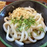 Masu Udon - ぶっかけ温（小1玉）370円。ネギ、しょうが、天かすはセルフ。麺は温かいのでもちもち感増し、コシあり。美味しい一杯でした。