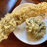 枡うどん - 穴子天180、シイタケ天110円。穴子が大きい！サクフワで旨し。シイタケも肉厚で旨し。