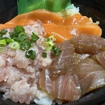 魚丼 - 【2024.1.27(土)】59:漬けサーモン漬けまぐろ漬けネギトロ丼（並盛）595円