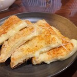 ソウルフードインディア 水道橋店 - チーズたっぷり、ガーリックチーズナン